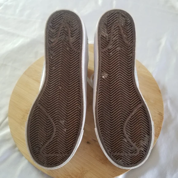 Nike | Blazer 77 SE Mid Floral Embroidery Sneakers - Picture 9 of 10